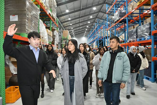 지난해 영덕군이 초청한 외국인 유학생들이 지역기업을 탐방하고 있다. 영덕군 제공