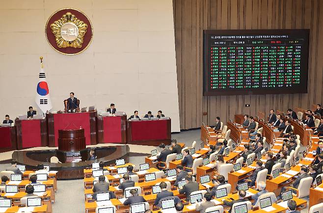 13일 국회 본회의에서 '윤석열 정부의 비상계엄 선포를 통한 내란 혐의 진상규명 국정조사 결과보고서 채택의 건'이 통과되고 있다. 연합뉴스