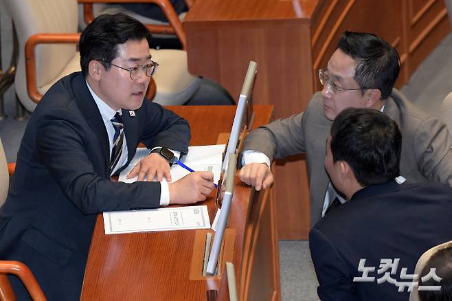 13일 서울 여의도 국회에서 열린 제423회국회(임시회) 제1차 본회의에서 더불어민주당 박찬대 원내대표가 박성준 원내수석부대표, 김용민 원내정책수석부대표와 대화를 하고 있다. 윤창원 기자