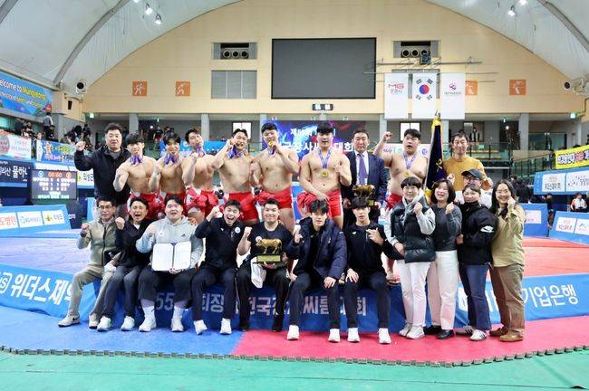 13일 경북 문경시 문경실내체육관에서 열린 ‘제55회 회장기전국장사씨름대회’ 대학부 단체전에서 인하대가 대구대를 4-0로 물리치며 올 시즌 첫 우승을 차지했다. / 대한씨름협회