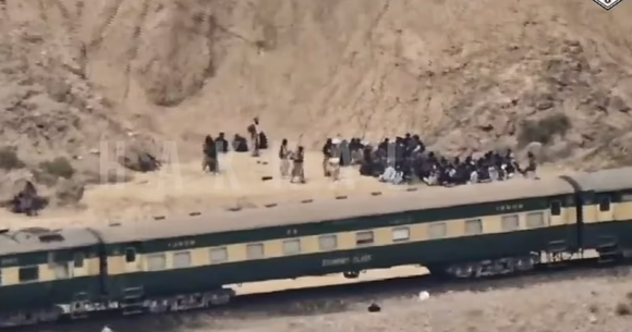 파키스탄 무장세력이 기차를 폭파시켜 멈춘 뒤 기차가 멈춘 뒤 승객들을 인질로 잡는 모습. 발루치스탄 해방군 공개 영상 캡처