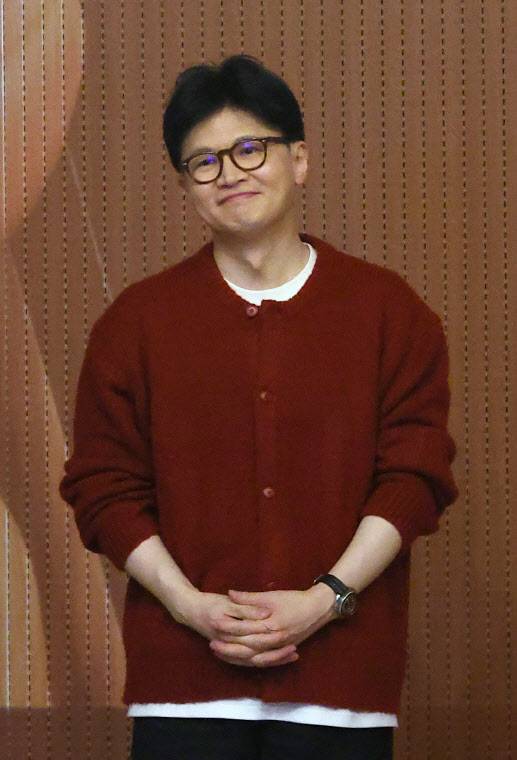 국민의힘 한동훈 전 대표가 10일 오후 부산 영광도서에서 열린 저서 ‘국민이 먼저입니다’ 북콘서트에 입장하며 인사하고 있다. (사진=연합뉴스).