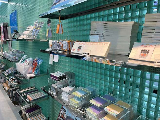 코레일유통‘코리아 트레인 메이츠(KOREA TRAIN MATES)' 서울역(지난 7일 오픈) 매장에 철도 굿즈들이 전시되어 있다.(코레일유통 제공)