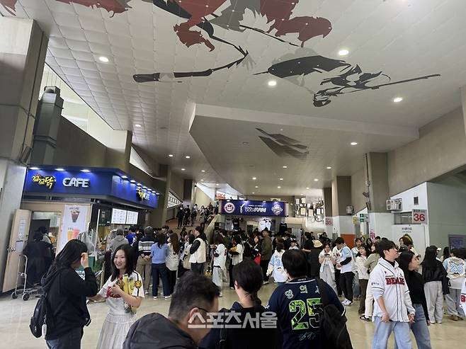 많은 야구팬들이 평일 시범경기 임에도 야구장을 찾았다. 잠실 | 박연준 기자 duswns0628@sportsseoul.com