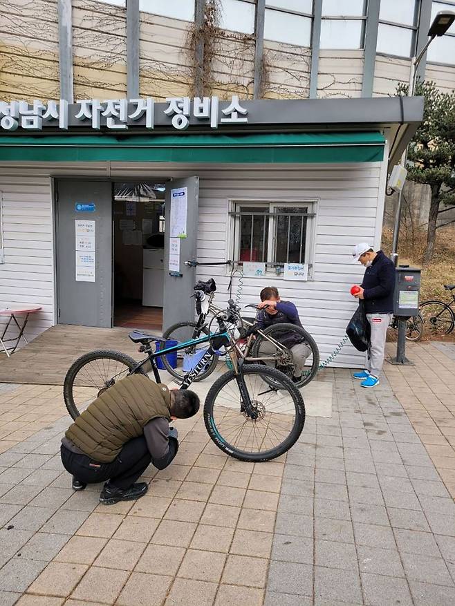 성남시가 성남시민의 자전거 이용 편의를 위해 오는 11월까지 성남시 자전거 정비소를 운영한다. 성남시 제공