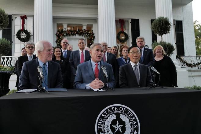 2021년 11월 미 텍사스주 테일러시에서 (왼쪽부터)존 코닌 상원의원, 그랙 애벗 텍사스 주지사, 김기남 당시 삼성전자 부회장이 신공장 부지 발표 기자회견을 하고 있다./삼성전자 제공