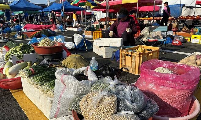 지난10일 예산상설시장 옆에서 열린 5일장 모습, 예산은 3, 8일 열리는 역전장과 5, 10일 열리는 예산장, 상설시장까지 3개의 시장이 있다. 송인걸 기자