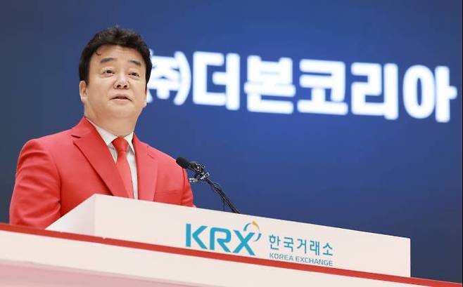백종원 더본코리아 대표가 지난해 더본코리아 코스피 상장 기념식에 참석해 소감을 밝히고 있다. 연합뉴스