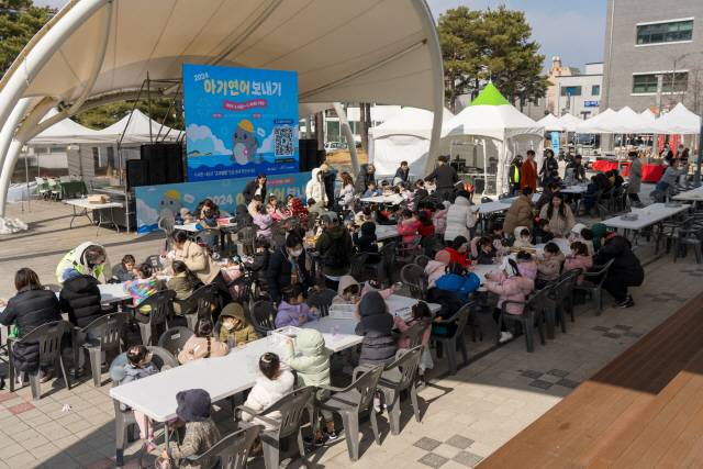 ▲ 양양 남대천 연어방류 행사 모습