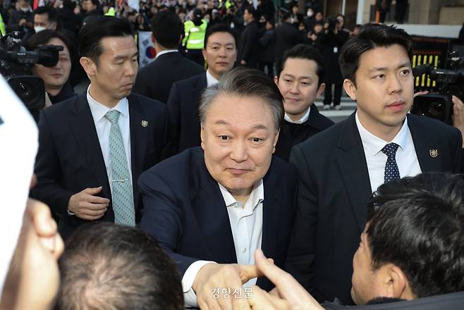 석방된 윤석열 대통령이 지난 8일 오후 서울 용산구 한남동의 대통령 관저 인근에 도착해 경호 차량에서 내려 지지자들과 인사하고 있다. 이준헌 기자