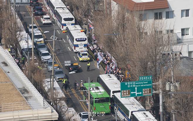 지난 11일 서울 종로구 헌법재판소 주변으로 경찰 버스로 차 벽이 만들어져 있다. 성동훈 기자