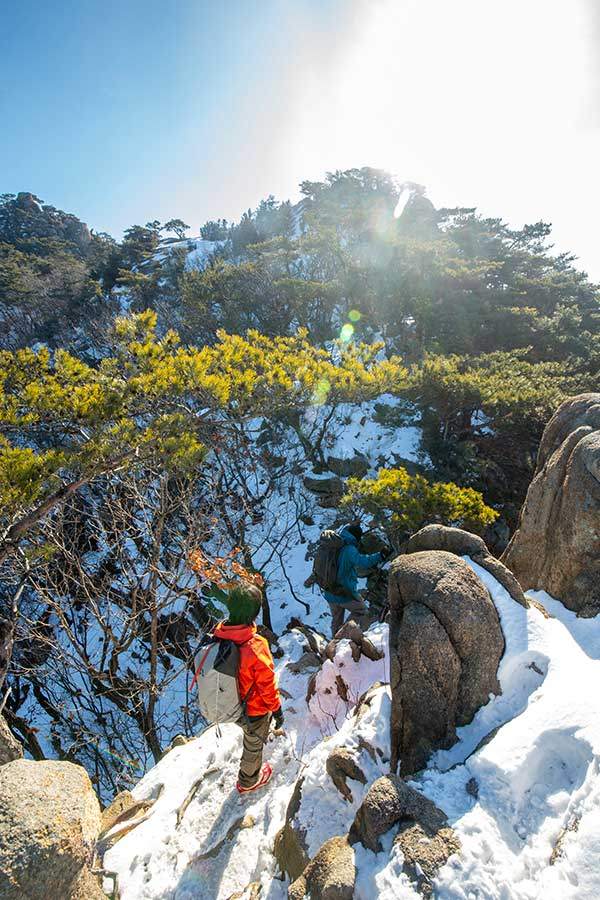 1봉을 지나 2봉으로 향하는 길. 미끄러 질 수 있으니 앞사람과 거리를 두고 산행하는 것이 좋다.