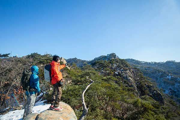 5봉에 올라 바라본 관악산 풍경. 멀리까지 바위능선이 이어진다.