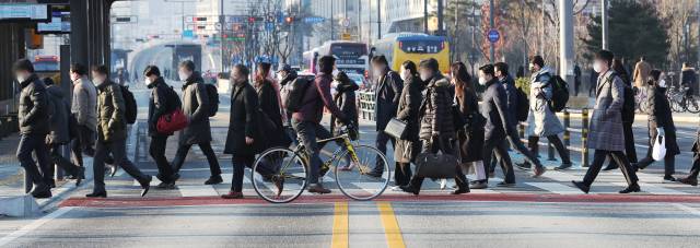 1월 3일 오전 세종시 정부세종청사로 공무원들이 출근하고 있다. 연합뉴스