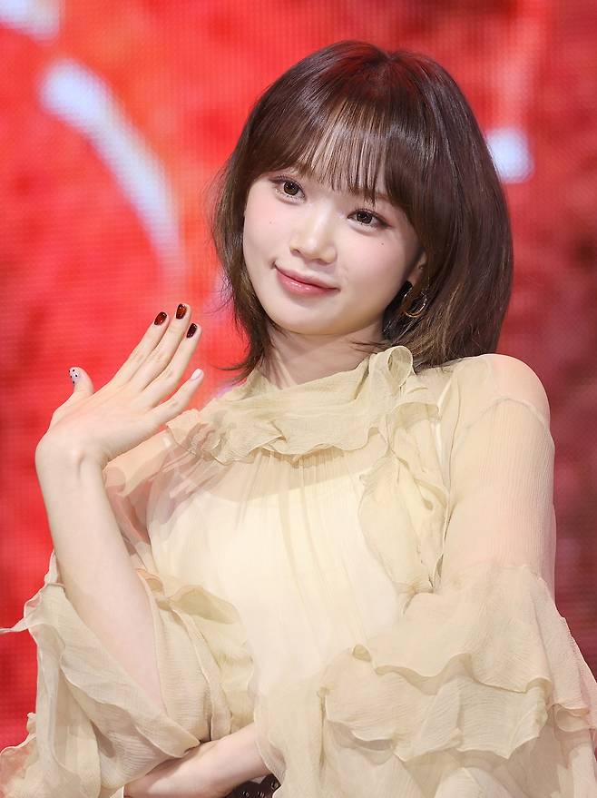 그룹 르세라핌의 김채원이 14일 서울 광진구 예스24라이브홀에서 열린 다섯 번째 미니앨범 ‘핫’ 언론 공개회에서 포즈를 취하고 있다. 연합뉴스