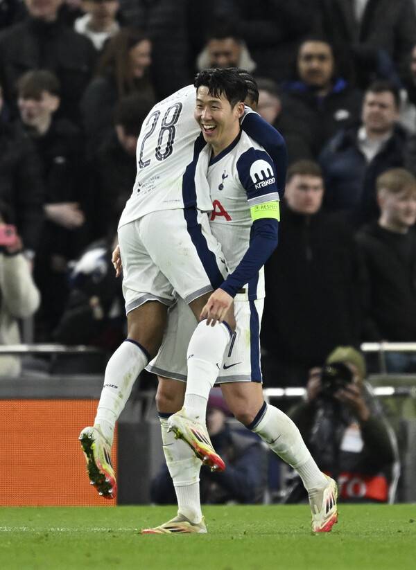 ▲ 두 골을 넣은 윌슨 오도베르를 번쩍 들어 올리는 손흥민. ⓒ연합뉴스/REUTERS