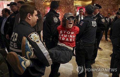 팔레스타인인 대학원생 석방 요구하다가 끌려나가는 유대인단체 회원 (뉴욕 AP=연합뉴스) 2025년 3월 13일 뉴욕의 트럼프타워 내에서 팔레스타인인 컬럼비아대 대학원생 마흐무드 칼릴의 석방을 요구하며 항의시위를 벌이던 '평화를 위한 유대인의 목소리' 단체 회원이 경찰에 체포되고 있다. (AP Photo/Yuki Iwamura) 2025.3.14.