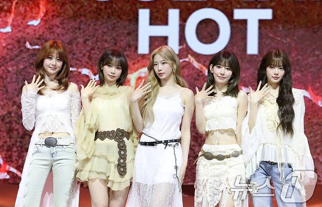 그룹 르세라핌의 허윤진(왼쪽부터)과 김채원, 카즈하, 사쿠라, 홍은채가 14일 오전 서울 광진구 광장동 예스24 라이브홀에서 가진 다섯 번째 미니앨범 'HOT' 발매 기념 쇼케이스에서 포즈를 취하고 있다. ⓒ News1 권현진 기자