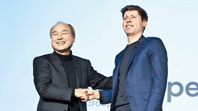 소프트뱅크그룹의 손정의(왼쪽) 회장과 샘 올트먼 오픈AI 최고경영자(CEO)가 지난달 3일 도쿄에서 열린 행사에서 만나 악수하고 있다. /게티이미지코리아