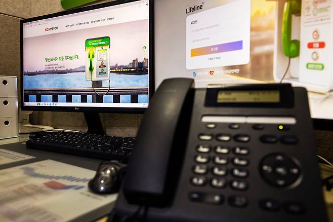 생명의전화는 생명과 생명, 사람과 사람을 잇는 전화다. 하상훈 원장은 "자살 예방은 전문가들의 몫이라고만 생각하는데 그렇지 않다"고 했다. "제일 처음에 자살 위기자를 목격할 수 있는 사람은 가까이 있는 가족, 친구, 동료, 이웃이에요. '죽고 싶다' '흔적도 없이 사라지고 싶다' 이런 이야기는 '나를 좀 도와달라'는 뜻입니다."