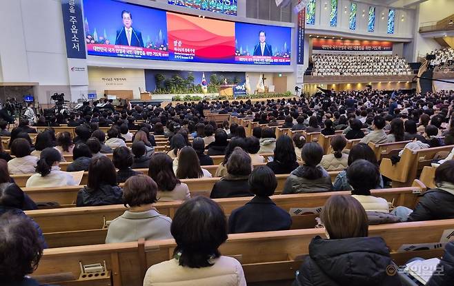 이영훈 목사가 15일 서울 서초구 사랑의교회에서 '하나님의 절대주권' 아래 탄핵 정국을 극복하자는 메시지를 전하고 있다.