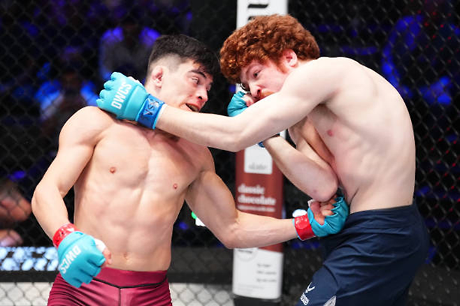 케빈 바셰호스(왼쪽)가 2024년 9월 UFC 데이나 화이트 회장이 직접 주최하는 컨텐더 시리즈 시즌8 7주차 페더급 경기에서 공격하고 있다. 사진=TKO