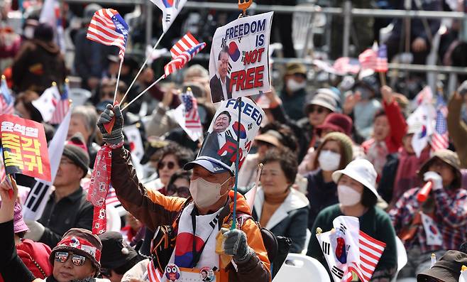 윤석열 대통령에 대한 헌법재판소의 탄핵심판 선고가 임박한 15일 오후 서울 종로구 세종대로 일대에서 열린 대한민국바로세우기국민운동본부와 자유통일당의 '3.15 광화문국민대회'에서 참가자들이 윤석열 대통령 탄핵 기각을 촉구하고 있다. 뉴시스