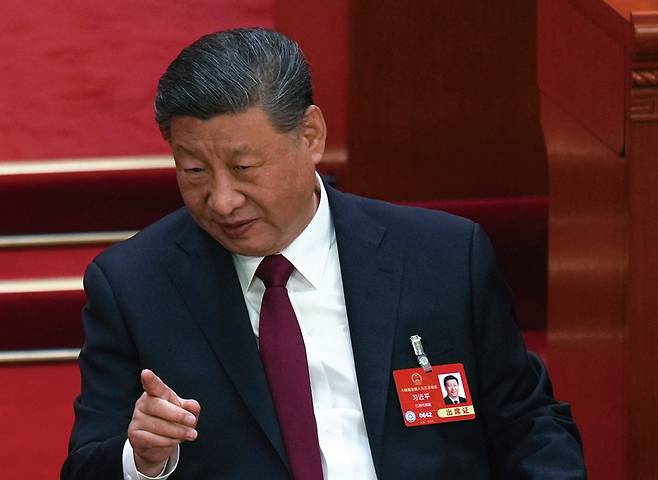 3월5일 중국 베이징 인민대회당에서 열린 전국인민대표대회 개막식에서 시진핑 중국 국가주석이 손가락으로 무언가를 가리키고 있다. ⓒAP 연합