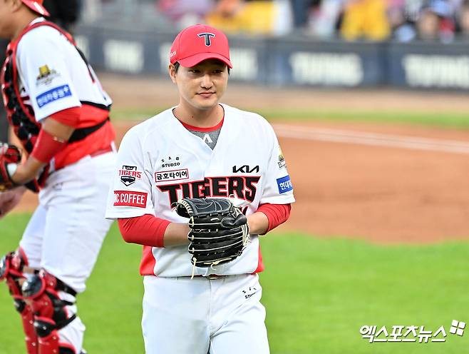 23일 오후 광주기아챔피언스필드에서 열린 '2024 신한 SOL Bank KBO 한국시리즈' 삼성 라이온즈와 KIA 타이거즈의 1차전 서스펜디드 경기, 7회초 2사 2루 KIA 전상현이 마운드를 내려오고 있다. 엑스포츠뉴스 DB