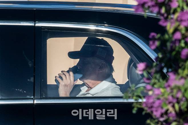 지난 9일 플로리다 팜비치에서 포착된 트럼프 대통령 (사진=AFP)