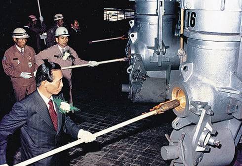 1976년 5월 31일 포철 제2고로 화입식에서 직접 불을 댕기는 박정희 대통령과 박태준(둘째 줄 가운데) 사장. 자본도 기술도 없이 추진한 제철사업이었지만 25년 후 포철은 조강 규모 2800만t의 세계 2위 철강회사로 성장했다. 제철업은 한국의 '카드'가 됐다. /조선일보 DB