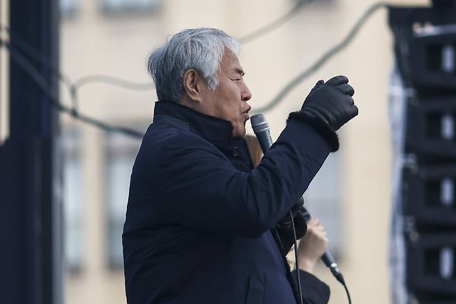 전광훈 사랑제일교회 목사가 16일 서울 세종로사거리 인근에서 열린 광화문 주일예배에서 설교하고 있다. ⓒ연합뉴스