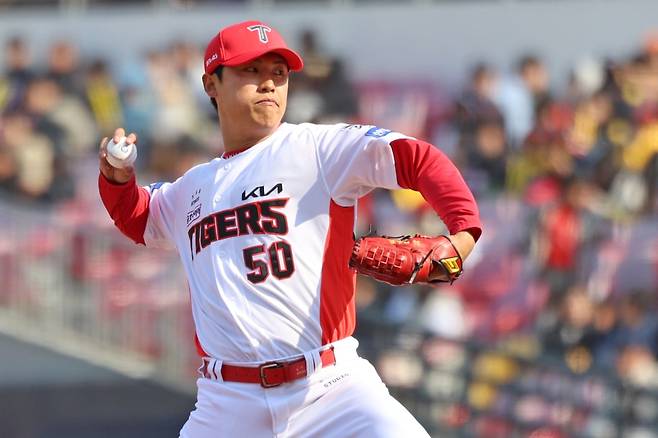 16일 오후 광주-KIA챔피언스필드에서 열린 2025 신한 SOL Bank KBO리그 삼성 라이온즈와 KIA 타이거즈의 경기, KIA 선발 황동하와 두 번째 투수 임기영에 이어 마운드에 올라온 세 번째 투수 유승철이 2이닝 3피안타 3사사구 1실점을 기록했다. KIA 타이거즈