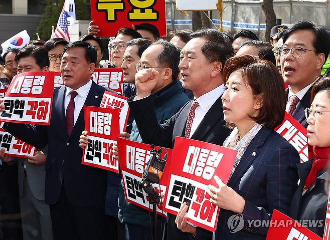 헌재 앞 '대통령 탄핵 각하' 구호 외치는 국민의힘 의원들 (서울=연합뉴스) 서대연 기자 = 김기현, 추경호, 나경원 의원을 비롯한 국민의힘 의원들이 13일 서울 종로구 헌법재판소 앞에서 열린 감사원장 및 검사 탄핵심판 선고 관련 입장발표 기자회견에서 윤석열 대통령 탄핵 각하를 촉구하는 구호를 외치고 있다.
헌법재판소는 이날 최재해 감사원장과 이창수 서울중앙지검장 등 검사 3인에 대한 국회의 탄핵소추를 기각했다. 2025.3.13 dwise@yna.co.kr
