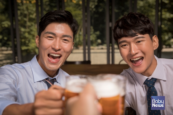 고관절의 혈액 순환 난조로 인해서 뼈 조직이 썩어 문드러지는 질환이라서 '엉덩이뼈 썩음병'으로 알려진 '대퇴골두 무혈성 괴사'는 과도한 음주와 스테로이드 복용이 원인으로 지적된다. ⓒ베이비뉴스 