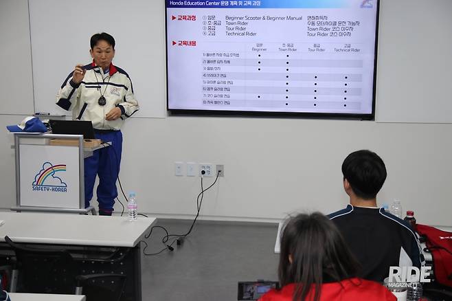 교육에 대한 안내를 진행하는 김선수 교관. 모든 교관은 혼다 본사의 양성 교육 및 시험을 통과했다
