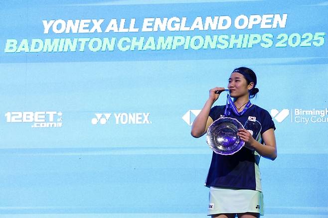 안세영이 17일(한국시간) 영국 버밍엄에서 열린 세계배드민턴연맹(BWF) 월드투어 슈퍼 1000 전영오픈 여자 단식에서 우승한 뒤 포즈하고 있다. 사진 | 버밍엄=AFP연합뉴스