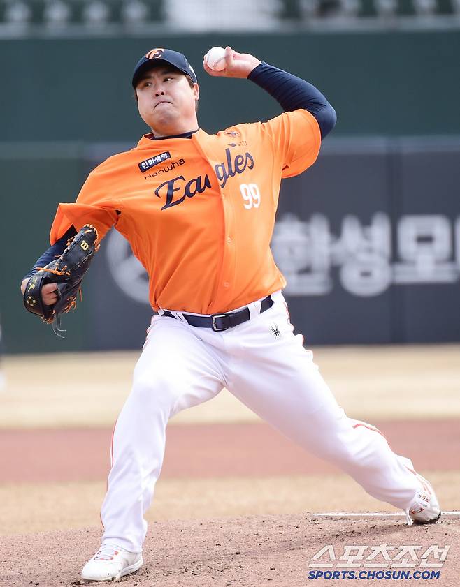 13일 부산 사직구장에서 열린 KBO리그 시범경기 롯데와 한화의 경기. 선발 등판 투구하고 있는 한화 류현진. 부산=송정헌 기자songs@sportschosun.com/2025.03.13/