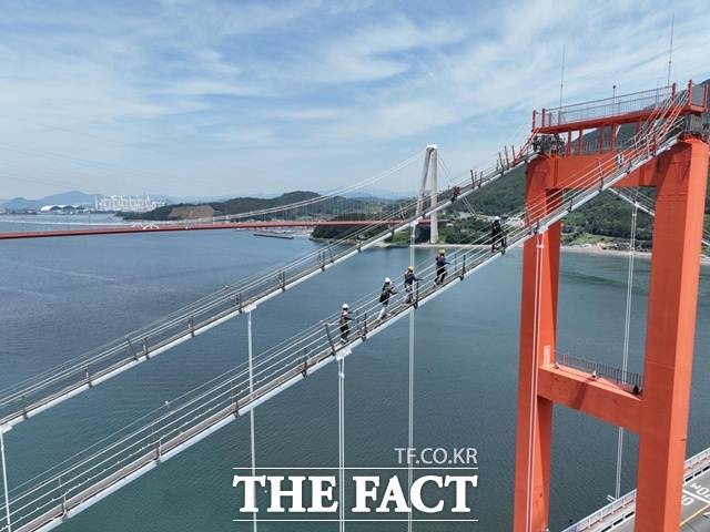 남해대교 주탑 전망대 등반 모습. /남해군