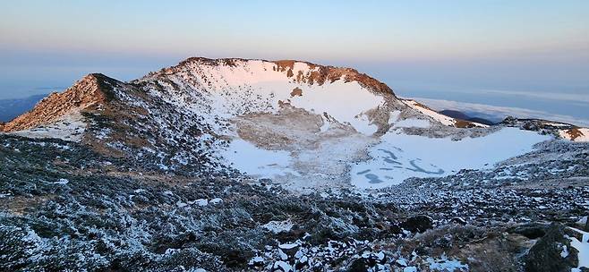 9일 촬영된 한라산 백록담 모습. 한라산국립공원관리소 제공