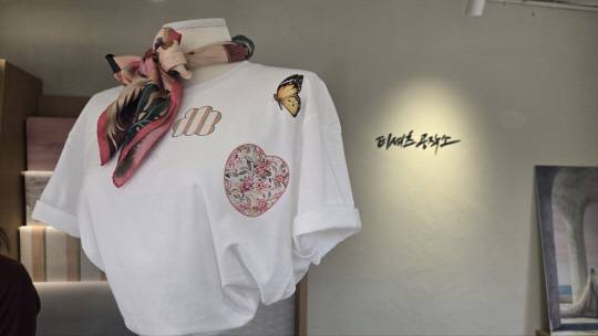 16일 LX하우시스가 서울 북촌 위크앨리에 연 체험형 팝업 전시관 '트렌드십 2025'의 티셔츠 공작소 코너에 LX하우시스의 벽지 패턴을 활용해 제작된 티셔츠가 전시돼 있다. 관람객들은 직접 자재 패턴을 선택해 나만의 디자인을 완성하며 인테리어 자재가 패션으로 확장되는 색다른 경험을 즐길 수 있다.