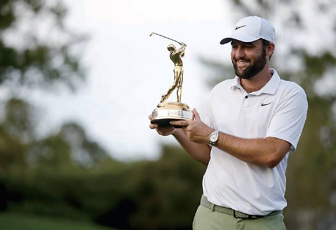 셰플러가 시상식에서 우승 트로피를 들고 있다/ PGA투어