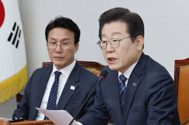 이재명 더불어민주당 대표가 17일 오전 서울 여의도 국회에서 열린 최고위원회의에 참석해 모두 발언하고 있다. 뉴스1