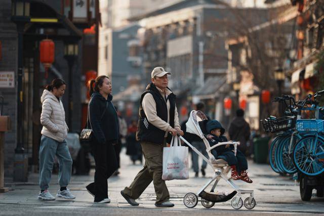 행인들이 지난 5일 중국 베이징 시내의 관광 구역을 걷고 있다. 베이징=AP 연합뉴스