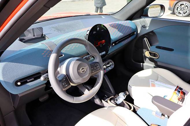 더 뉴 올-일렉트릭 MINI 에이스맨 실내 / 출처=IT동아