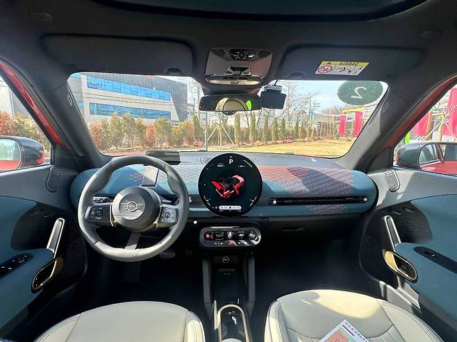 더 뉴 올-일렉트릭 MINI 컨트리맨 SE ALL4 JCW 실내 / 출처=IT동아