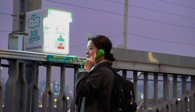 기자가 직접 생명의 전화를 들어봤다. (생명의 전화 측과 사전에 협의된 사항)./사진=생명보험사회공헌재단