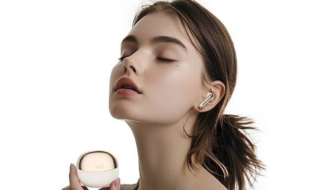 QCY 모델이 '멜로버즈 프로'를 착용하고 있다. 사진=QCY 공식 홈페이지 갈무리