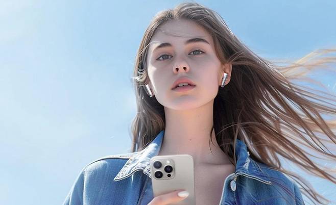 QCY 모델이 무선 이어폰을 착용하고 있다. 사진=QCY 공식 홈페이지 갈무리