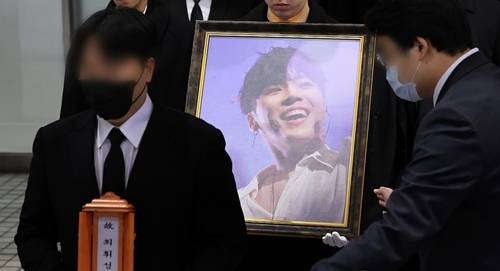 지난 10일 세상을 떠난 가수 故 휘성이 팬들과 동료들의 배웅 속에서 영원한 안식에 들었다. 사진=연합뉴스